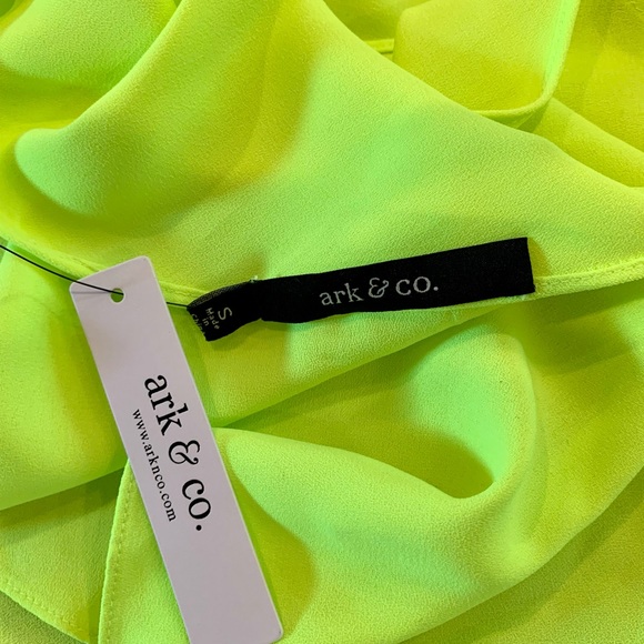 NWT Ark & Co. strappy neon volt tank top w/ snap close in front & back. Sz S. - Picture 4 of 5